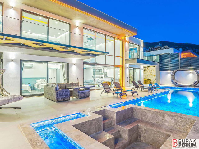 KAŞ BEZİRGAN’DA DENİZ MANZARALI SATILIK 2 VİLLA VE 4.911 M² HİSSE