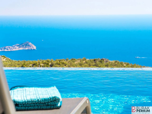 KAŞ BEZİRGAN’DA DENİZ MANZARALI SATILIK 2 VİLLA VE 4.911 M² HİSSE