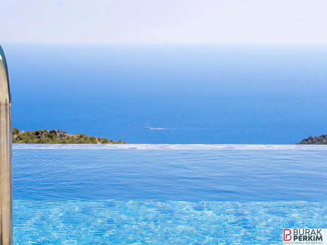 KAŞ BEZİRGAN’DA DENİZ MANZARALI SATILIK 2 VİLLA VE 4.911 M² HİSSE