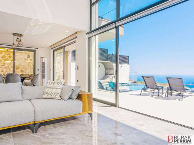 KAŞ BEZİRGAN’DA DENİZ MANZARALI SATILIK 2 VİLLA VE 4.911 M² HİSSE