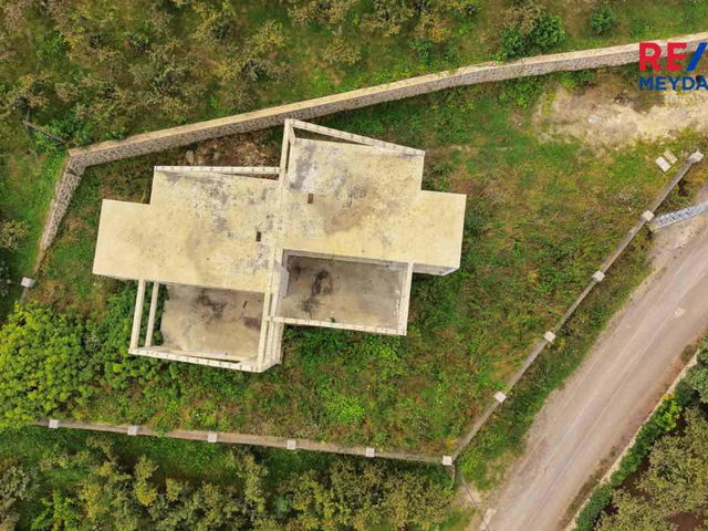 UĞURLU - KARŞIYAKA SINIRINDA DENIZ MANZARALI KARKAS İKIZ VILLA