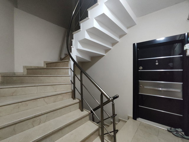 METRO & E-5 YAKINI GÜNEY CEPHE İSKANLI SATILIK ARA KAT 1+1 DAİRE