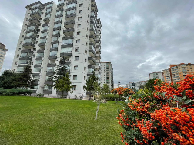 GENİŞ PEYZAJ ALANLI SİTEDE ARA KATTA 3+1 KİRALIK DAİRE