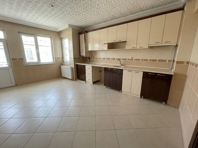 GENİŞ PEYZAJ ALANLI SİTEDE ARA KATTA 3+1 KİRALIK DAİRE