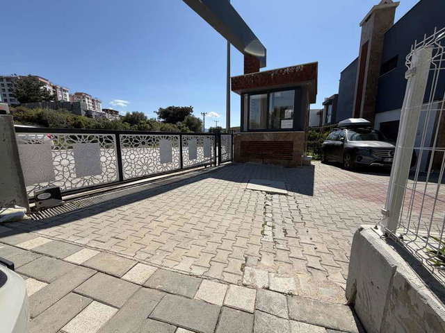 İSTEK OKULLARI KARŞISI HAVUZLU SİTEDE KÖŞE KONUM KİRALIK VİLLA