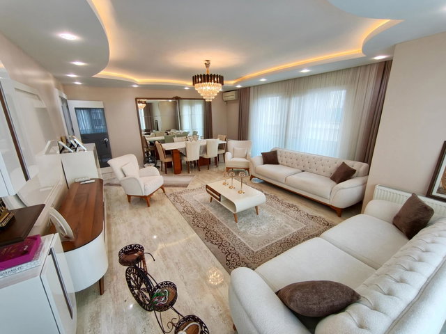 BEYLİKDÜZÜ ADNAN KAHVECİ BEYAZ EVLER SİTESİNDE YENİLENMİŞ 4+1
