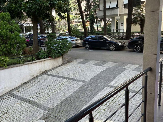 ERENKÖY SAHILDE  MÜKEMMEL KONUMDA GENIŞ AYDINLIK FERAH KATTA TEK