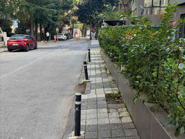 ERENKÖY SAHILDE  MÜKEMMEL KONUMDA GENIŞ AYDINLIK FERAH KATTA TEK