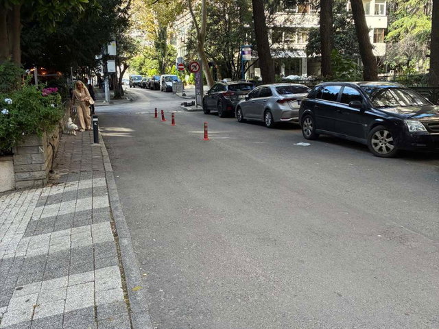 ERENKÖY SAHILDE  MÜKEMMEL KONUMDA GENIŞ AYDINLIK FERAH KATTA TEK