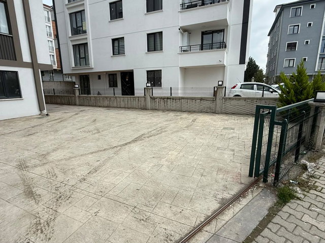 REMAX RAHŞAN ÇAM'DAN| TOPLU KONUT BULVARINDA SATILIK GENIŞ 1+1 DAIRE