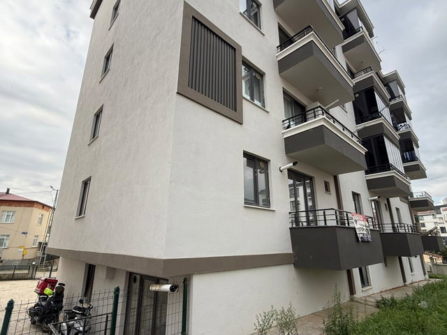 REMAX RAHŞAN ÇAM'DAN| TOPLU KONUT BULVARINDA SATILIK GENIŞ 1+1 DAIRE
