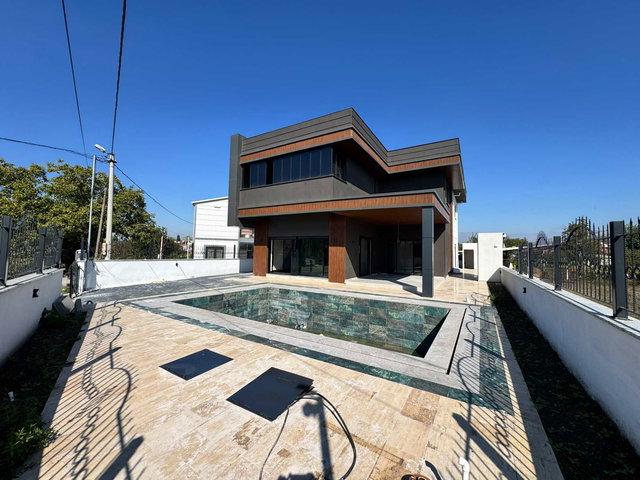 REMAX MİD PAŞAKÖY MAH. 7+1 SATILIK HAVUZLU VİLLA