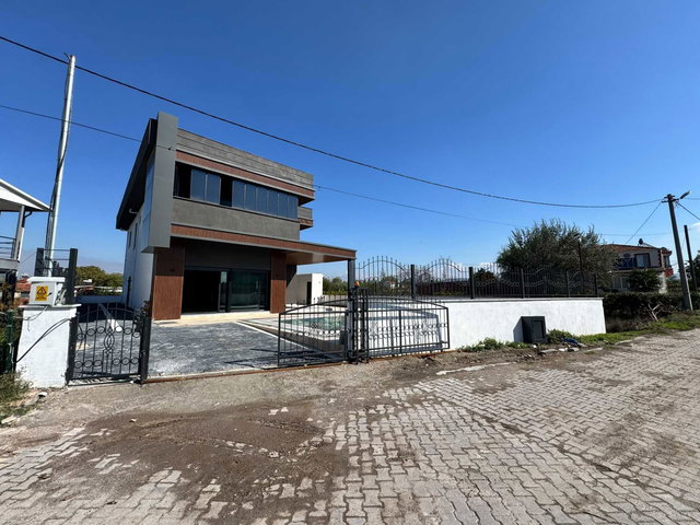REMAX MİD PAŞAKÖY MAH. 7+1 SATILIK HAVUZLU VİLLA