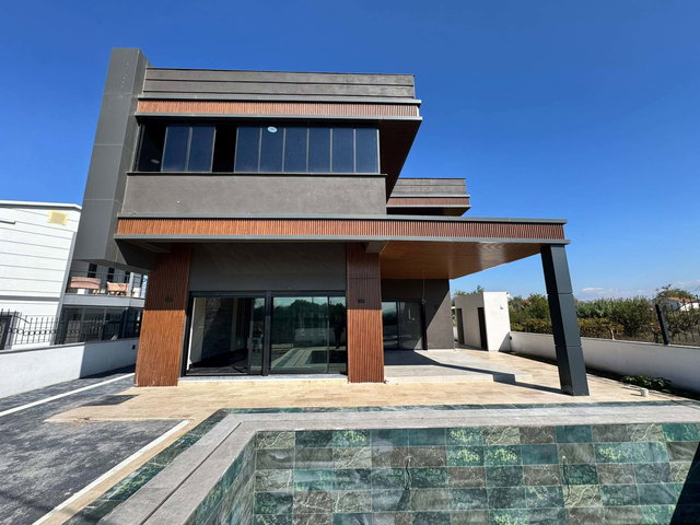 REMAX MİD PAŞAKÖY MAH. 7+1 SATILIK HAVUZLU VİLLA