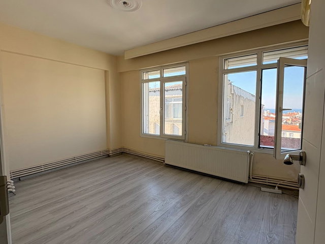 KONAK KÖPRÜ MAHALLESİNDE DENİZ MANZARALI KİRALIK 2+1 DAİRE