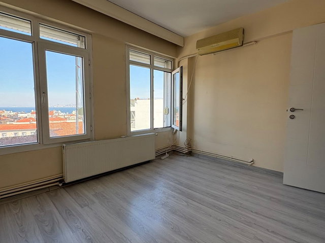 KONAK KÖPRÜ MAHALLESİNDE DENİZ MANZARALI KİRALIK 2+1 DAİRE