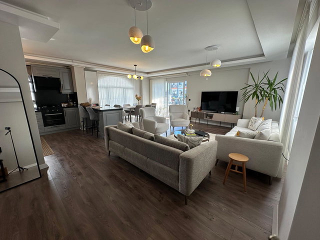 CUMHURİYET MAHALLESİ’NDE MODERN TASARIMLI, GENİŞ TERASLI 170 M² ÇATI DUBLEKSİ