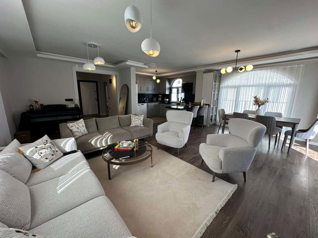 CUMHURİYET MAHALLESİ’NDE MODERN TASARIMLI, GENİŞ TERASLI 170 M² ÇATI DUBLEKSİ