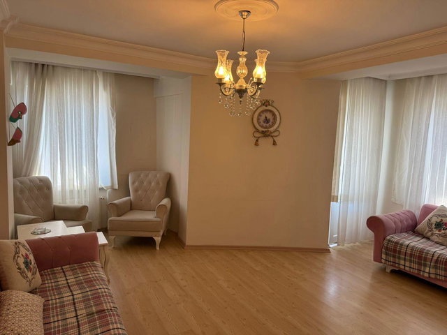 BAHÇELIEVLER YENIBOSNA MAHMUTBEY CAD. ÜZERINDE 90M2 ASANSÖRLÜ