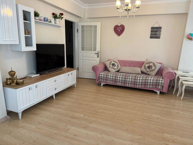 BAHÇELIEVLER YENIBOSNA MAHMUTBEY CAD. ÜZERINDE 90M2 ASANSÖRLÜ