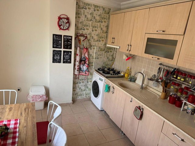 BAHÇELIEVLER YENIBOSNA MAHMUTBEY CAD. ÜZERINDE 90M2 ASANSÖRLÜ