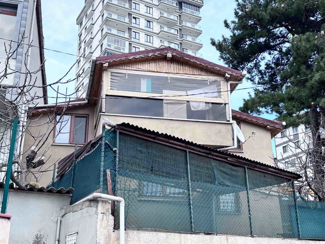 YAKACIK DENİZ MANZARALI MÜSTAKİL ARSA DA BAĞIMSIZ 2 ADET EV