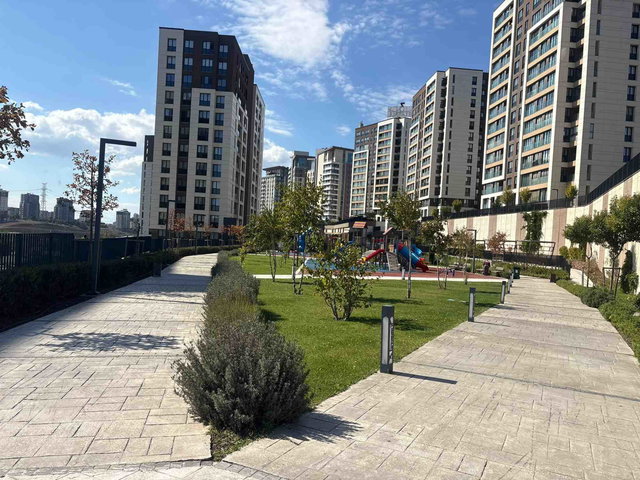 3.İSTANBUL HASBAHÇE EVLERI 'NDE 4+1 DAIRE