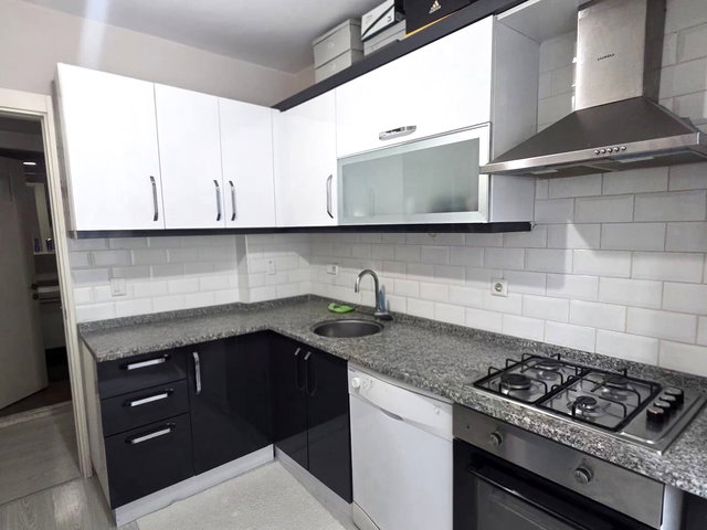 KONAK KARATAŞ DA AYRI MUTFAK ASANSÖRLÜ ARAKAT 1+1 SATILIK DAİRE