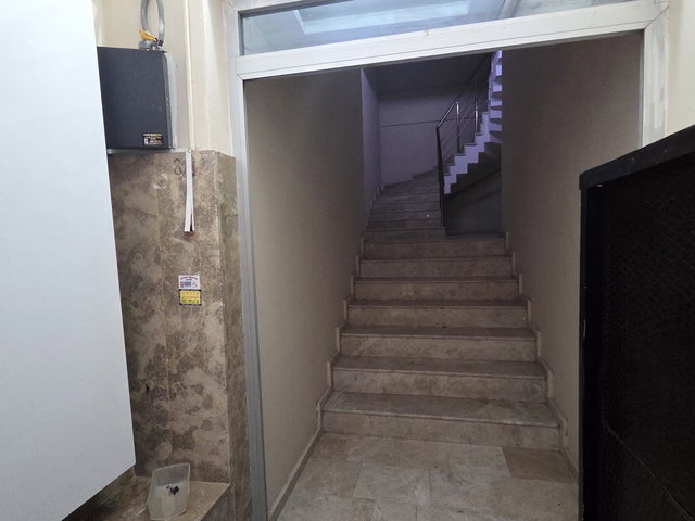 KONAK KARATAŞ DA AYRI MUTFAK ASANSÖRLÜ ARAKAT 1+1 SATILIK DAİRE