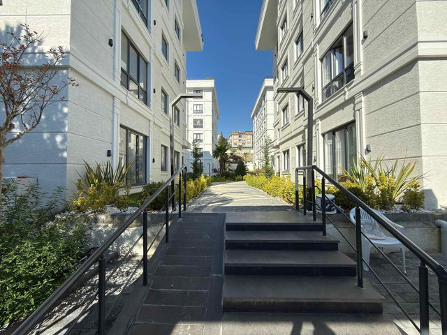 BÜYÜKÇEKMECE'DE LÜKS SİTEDE SATILIK 2+1 BAHÇE KATI - REMAX KAYA