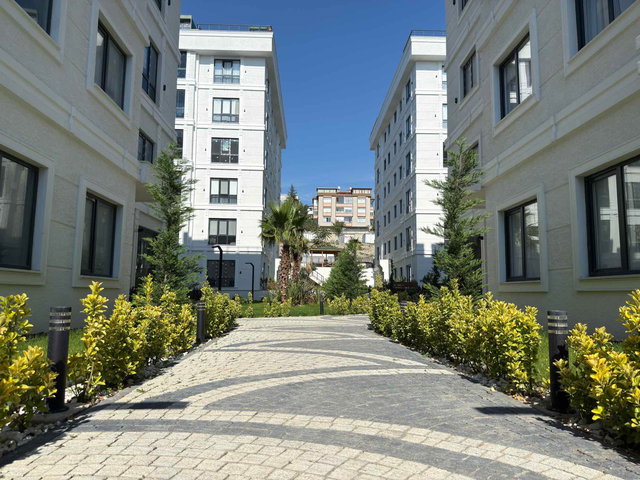 BÜYÜKÇEKMECE'DE LÜKS SİTEDE SATILIK 2+1 BAHÇE KATI - REMAX KAYA