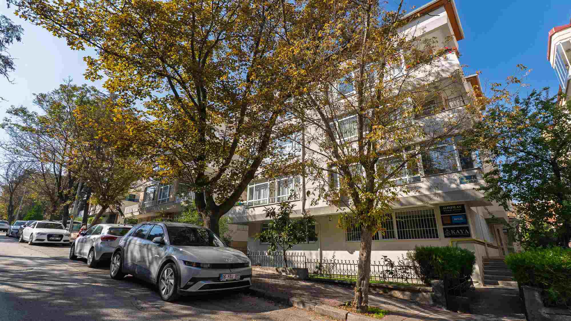 ŞÖLEN SOKAKTA SESSİZ SAKİN 1. KAT 3+1 DAİRE