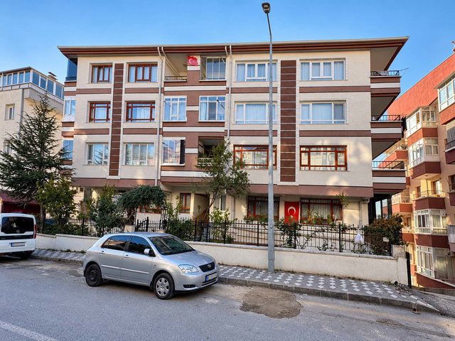 ETİMESGUT PİYADE MAHALLESİNDE ÖNÜ AÇIK KOT ALTI 2 - 3+1 DAİRE