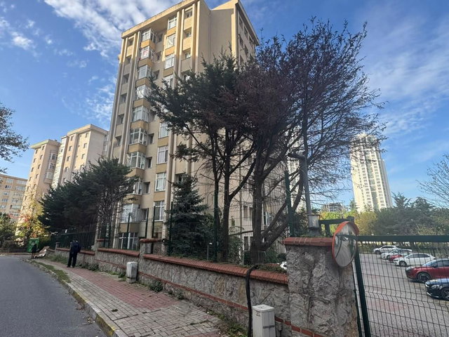 ATAŞEHİR KÜÇÜKBAKKALKÖY YAKAMOZ SİTESİ’NDE SATILIK 2+1 DAİRE