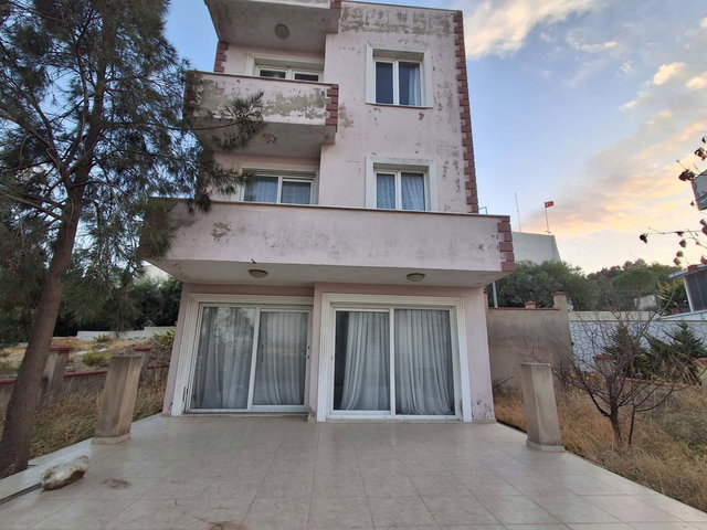 İZMİR SEFERİHİSAR ZÜMRÜTEVLER TRİPLEKS 3+2 SATILIK GENİŞ VİLLA
