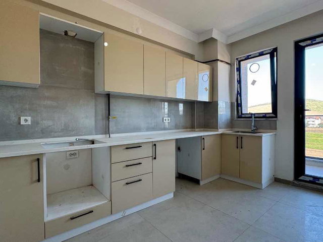 REMAX 3+1 115M² 3. KAT Y. ISITMA E. BANYOLU SITE İÇI