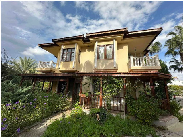 ATA VİLLALARI’NDA DENİZE YAKIN, KÖŞE KONUMLU, FULL EŞYALI 2+1 VİLLA