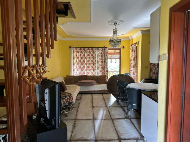 ATA VİLLALARI’NDA DENİZE YAKIN, KÖŞE KONUMLU, FULL EŞYALI 2+1 VİLLA