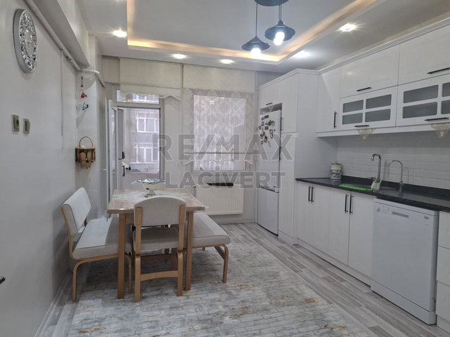 RE/MAX LACIVERT'TEN ŞÜKRÜPAŞA'DA SATILIK 3+1 DAIRE