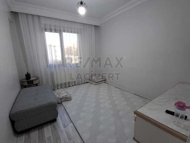 RE/MAX LACIVERT'TEN ŞÜKRÜPAŞA'DA SATILIK 3+1 DAIRE