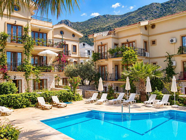 RE/MAX GÜVENCESİYLE KAŞ KALKAN'DA 5 HAVUZLU SİTEDE EŞYALI 1+1