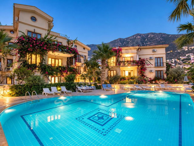 RE/MAX GÜVENCESİYLE KAŞ KALKAN'DA 5 HAVUZLU SİTEDE EŞYALI 1+1