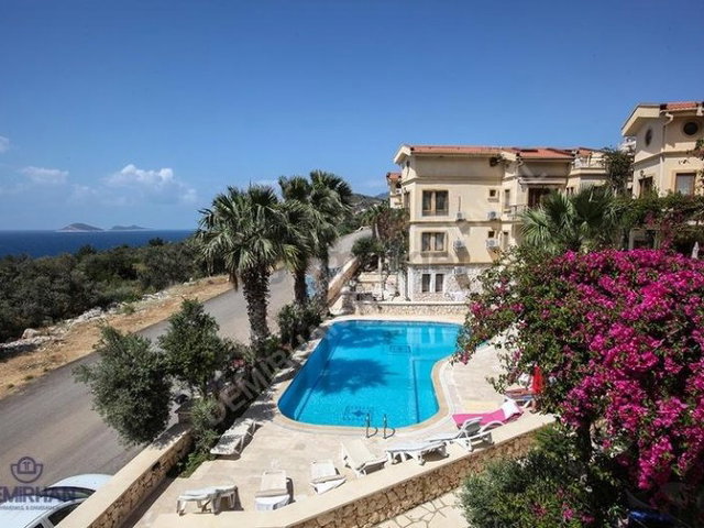RE/MAX GÜVENCESİYLE KAŞ KALKAN'DA 5 HAVUZLU SİTEDE EŞYALI 1+1