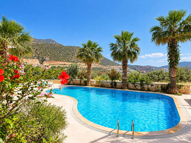 RE/MAX GÜVENCESİYLE KAŞ KALKAN'DA 5 HAVUZLU SİTEDE EŞYALI 1+1