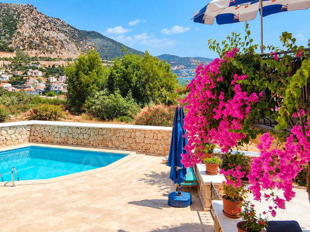 RE/MAX GÜVENCESİYLE KAŞ KALKAN'DA 5 HAVUZLU SİTEDE EŞYALI 1+1