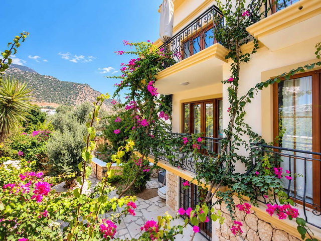 RE/MAX GÜVENCESİYLE KAŞ KALKAN'DA 5 HAVUZLU SİTEDE EŞYALI 1+1