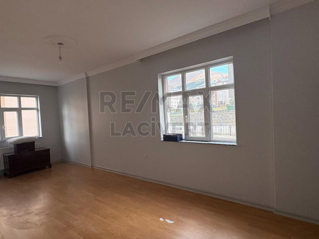 RE/MAX LACİVERT'TEN YILDIZKENT'TE KİRALIK 3+1  DAİRE