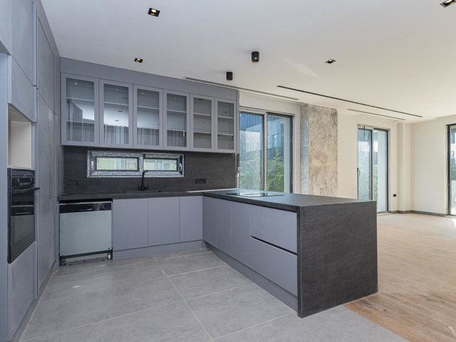 YEŞILBAYIRDA SITE IÇI 4+1 VILLA