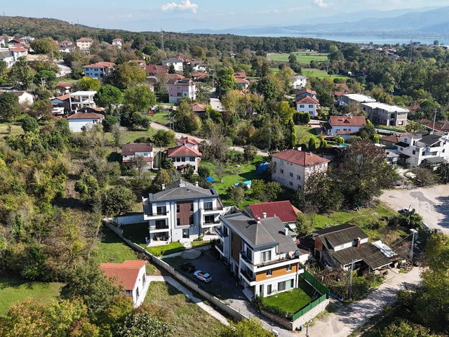 UZUN TARLANIN GÖZDE BÖLGESINDE ORMAN MANZARALI VILLA