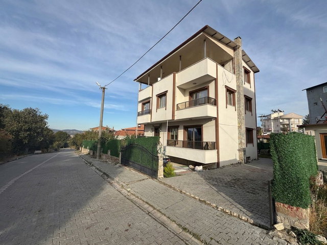 RE/MAX İNCİ'DEN İVRİNDİ MERKEZDE SATILIK HAVUZLU TRİPLEKS VİLLA